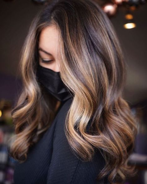 Dark Hair with Face-Framing Highlights Highlights Inspiration, Cinnamon Hair, Rambut Brunette, Brunette Hair With Highlights, Black Hair With Highlights, Short Brown Hair, Dark Hair With Highlights, Long Dark Hair, Brown Balayage