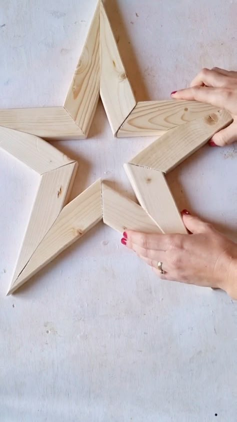 DIY with WOOD | Babette vd Nieuwendijk | Have you started with your Christmas projects yet? 🤗 It took me a while to get the angles right on this one 😅 but I still love how this... | Instagram Painted Stars On Wood, Wooden Christmas Stars Diy Wood, Diy Wooden Stars Pattern, Wood Stars Diy How To Make, Diy Wood Christmas Ornaments, Wooden Stars Diy, Diy With Wood, Whiskey Rack, Xmas Projects