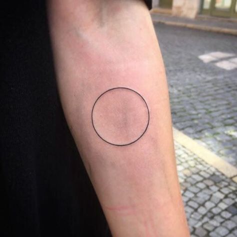 Simple circle tattoo on the arm | www.otziapp.com Black Circle Tattoo, Circle Tattoo Meaning, Circular Tattoo Designs, Circle Tattoo Design, Tattoo Circle, Circular Tattoo, Minimalist Tattoo Meaning, Tattoos Forearm, Paris Tattoo