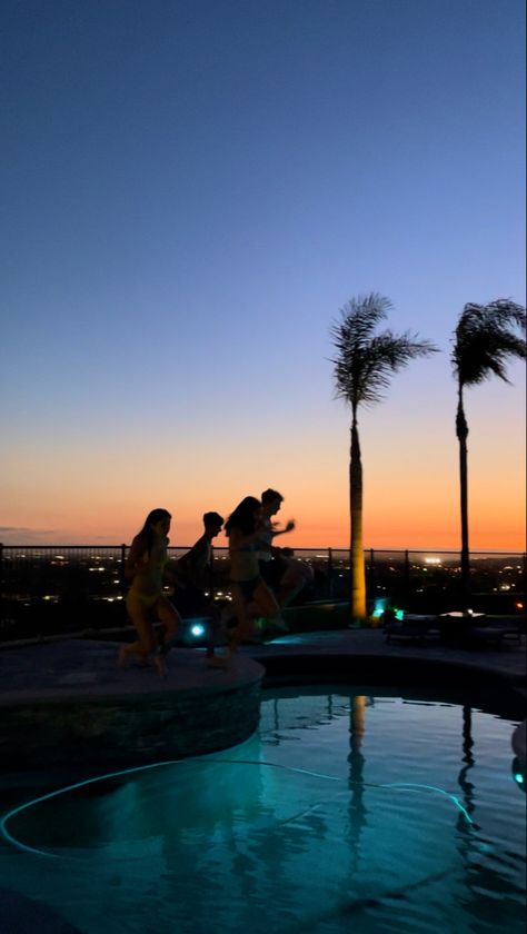 Sunset Pool Party, Friend Group Photo Ideas, Friend Group Photo, Dusk Time, Group Photo Ideas, Party Best Friends, Teenage Summer, Night Pool Party, Pool Party Summer