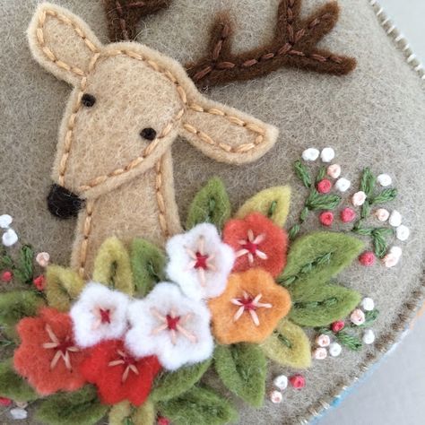 Felt Applique Ornaments, Diy Felt Applique, Felt Deer Ornament, Felt Applique Embroidery, Wool Felt Christmas Ornaments, Felt Applique Ideas, Felt Embroidery Projects, Felt Christmas Ornaments Diy, Felt Christmas Crafts