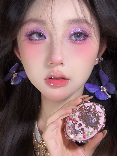 From soft lavender tones to deep plum accents, embrace the elegance of this captivating color palette. Let your eyes sparkle with amethyst-inspired shadows, while a touch of lilac blush adds a hint of ethereal charm💗

#flowerknows #PurpleMakeup #NewBeautyStatement #InspirationExplore Grape Makeup Look, Korean Eye, Purple Blush, Korean Eye Makeup, Purple Makeup, Soft Lavender, Inspired Makeup, Asian Eyes, Asian Eye Makeup