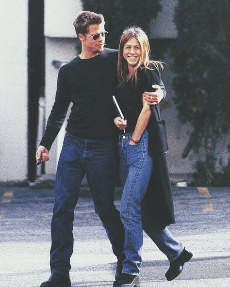 Jennifer Aniston and Brad Pitt Brad Pitt Jennifer Aniston, 90s Couples, Brad Pitt And Jennifer, Brad And Jen, Couple Fits, Paparazzi Photos, Rachel Green, Couple Outfits, Jennifer Aniston