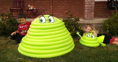 DIY life-size Blobby from Hotel Transylvania - My Silly Squirts Pool Noodle Candles, Pool Noodle Halloween, Festa Hotel Transylvania, Hotel Transylvania Birthday, Hotel Transylvania Party, Halloween Lawn Decorations, Party Decorations Diy, Scarecrow Festival, Halloween Lawn