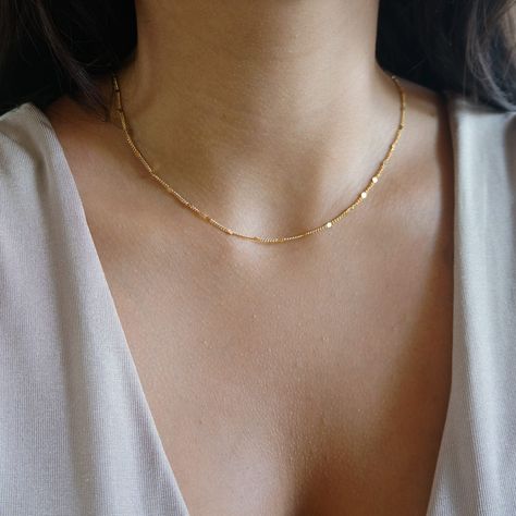 LayerIt - Etsy Minimalist Necklace Layering, Minimalist Chain Necklace, Gold Daily Wear Chain Designs, Decent Gold Jewellery, Good Chains Women, Small Gold Chain For Women, Small Dainty Jewelry, Modern Gold Chain Designs For Women, Gold Chain Ideas For Women