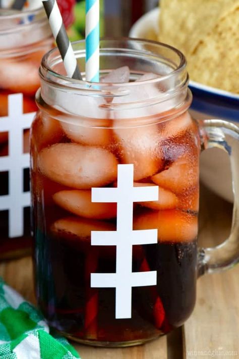 Super Bowl Party Drinks, Pepper Cocktail, Super Bowl Drinks, Super Bowl Essen, Easy To Make Cocktails, Superbowl Sunday, Football Diy, Shakes Drinks, Game Day Snacks