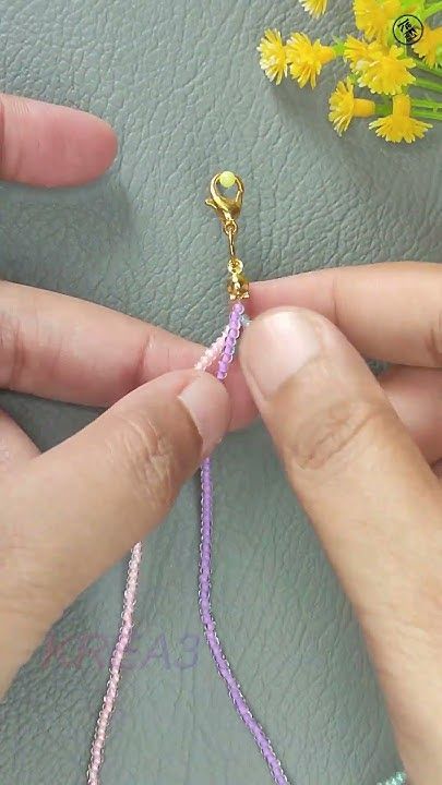 Beaded Keychain Tutorials, What To Make With Seed Beads, Diy Seed Bead Jewelry Ideas, Seed Bead Keychain Diy, Diy Bead Keychain Ideas, Seed Bead Bracelet Designs, Seed Bead Earrings Diy, Beaded Keychains Patterns, Seed Bead Bracelets Diy