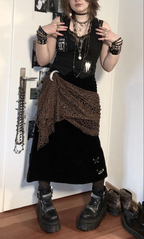 Goth Hobbit Aesthetic, Earth Tone Aesthetic Fashion, Mid Size Alternative Fashion, Whimsigoth Fits, Maximalism Jewelry, Crowcore Outfit, Hippie Goth Outfits, Witchy Fits, Earthy Goth