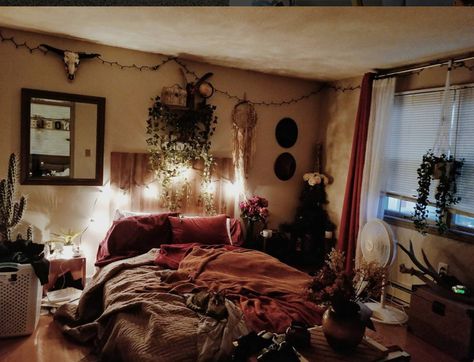 Cozy bedroom Red Cozy Bedroom, Red Black Bedrooms, Cozy Small Bedrooms, Hippie Bedroom, Room Vibes, Comfy Bedroom, Brown Bedroom, Bedroom Red, Black Bedroom