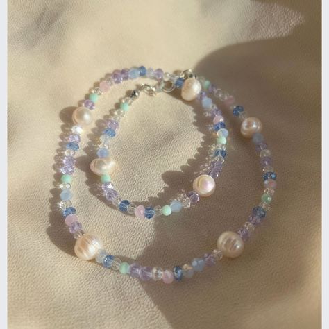 Pearl beaded Necklace Choker, Aesthetic Crystal beads choker, freshwater pearl necklace, custom necklace, gift for her by EllyjoyCo on Etsy Stretch Necklaces Diy, Water Inspired Accessories, Beaded Jewelry Crystal, Glass Pearl Jewelry Ideas, Pearl Diy Jewelry, Beds Necklace, Crystal Beads Necklace Design, Glass Bead Necklace Ideas, Beaded Jewelry Inspiration