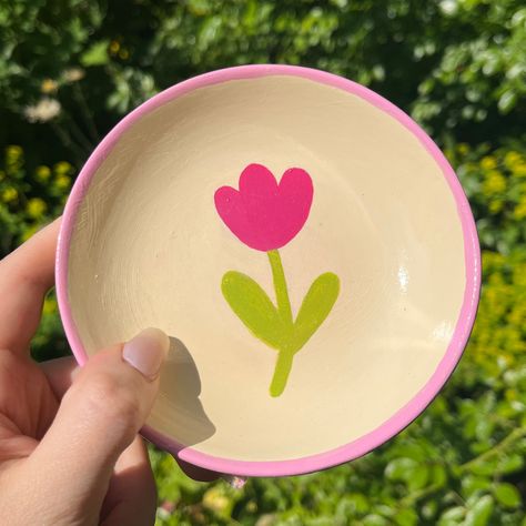 Ceramic Painting Trinket Dish, Ceramic Painting Jewelry Dish, Coquette Trinket Dish, Painting On Bowl, Painting On A Plate, Pottery Painting Inspo Jewelry Dish, Tulip Pottery Painting, Hand Painted Trinket Dish, Ceramic Plates Ideas