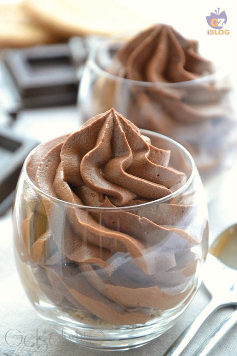 Mousse al cioccolato, ricetta senza uova American Cheesecake, Mousse Dolce, Focaccia Dolce, Low Carb Pizza Recipes, Chocolate Souffle, Cheesecake Cupcakes, Italian Desserts, Mousse Cake, Light Recipes