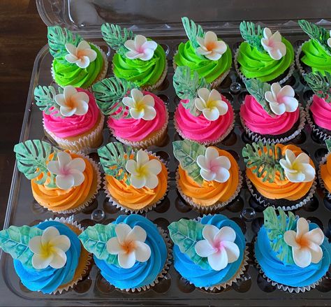 Luau Cupcakes Ideas, Luau Theme Cupcakes, Luau Cupcake Cake, Hawaiian Party Cupcakes, Hawaii Themed Cupcakes, Hawaiian Cake Ideas Luau Birthday, Hawaii Cupcakes Ideas, Moana Theme Cupcakes, Tropical Birthday Cupcakes