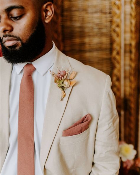 Coral Mens Wedding Attire, Men’s Wedding Suit For Fall, Tan Suit Orange Tie, Spring Suits For Men Wedding, Peach Wedding Groomsmen, Groom Colored Suit, Peach Groomsmen Attire, Groom Beige Suit Wedding, Tan Tuxedo Wedding