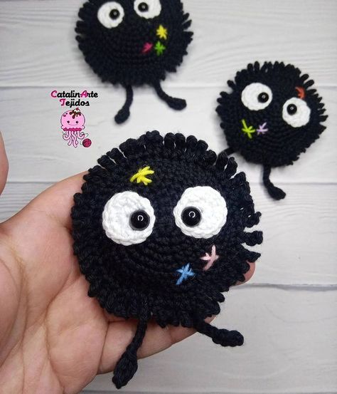 CatalinArte Tejidos no Instagram: “Hoy patrón para los fans de Ghibli 😍😍 los pequeños susuwatari ideales para llaverito 💜💜💜💜 rápidos, fáciles y sin coser 😱 me encantan y a…” Totoro Crafts, Geek Crafts, Crochet Keychain Pattern, Crochet Design Pattern, Kawaii Crochet, Create And Craft, Crochet Keychain, Diy Crafts Jewelry, Crochet Motif