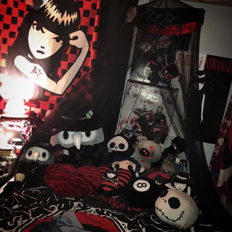 Stuff To Do To Your Room, Emo Bookshelf, Emo Dorm Room Ideas, Mallgoth Bedroom, Emo Tapestry, Emo Room Inspo 2000s, Emo Home Decor, Goth Kids Room, Mall Goth Bedroom