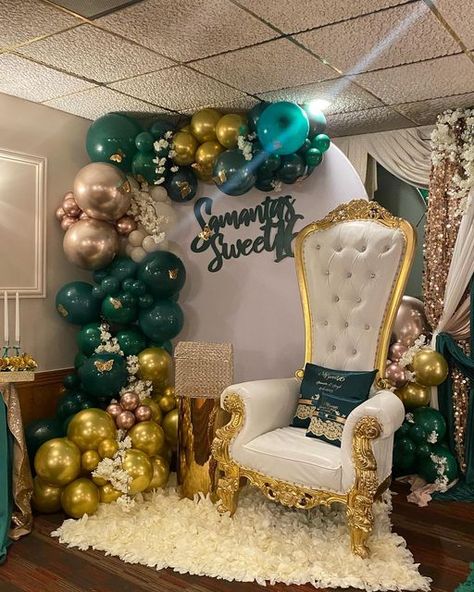 Hunter Green Sweet 16 Decorations, Quinceanera Main Table Ideas Green, Quince Backdrop Ideas Emerald Green, Princess And The Frog Aesthetic Sweet 16, Emerald Green Quince Theme, Quince Decorations Ideas, Emerald Green Quinceanera Theme, Green Quinceanera Theme, Emerald Green Decor