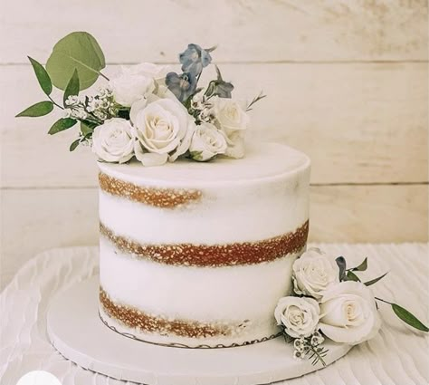 Single Tire Wedding Cakes, Wedding Cake No Frosting, Simple Rustic Wedding Cake 1 Tier, 6” Wedding Cake, Small Wedding Cakes One Tier, Naked Wedding Cake With Flowers, Naked Cakes Wedding, Naked Cake With Flowers, Gateau Baby Shower Garcon