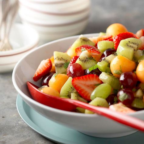 Honey-Rum Fruit Salad Fruit Parfaits, Salad Snacks, Easy Fruit Salad Recipes, Lowering Cholesterol, Fruit Salad Easy, Fresh Fruit Salad, Yogurt Dressing, Healthy Fruit, Fruit Salads