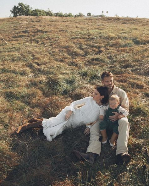 Chelsey Curtis (@chelseyjadecurtis) • Instagram photos and videos Outdoor Family Photos Fall, Winter Family Photos, Family Photos With Baby, Outdoor Family Photos, Family Photo Pose, Fall Family Pictures, Family Holiday Photos, Winter Family, Family Picture Outfits