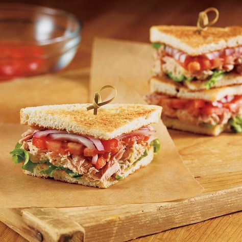 Crunchy Tuna Clubs Recipe from H-E-B Curry Tuna, Healthy Tuna Sandwich, Tuna Sandwich Recipe, Tuna Sandwich Recipes, Fish Sandwich Recipes, Tuna Dishes, Club Sandwich Recipes, Spicy Tuna Roll, Organic Bread