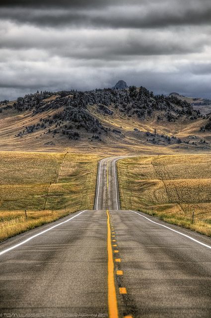 Road trip Beautiful Roads, Big Sky Country, In The Middle Of Nowhere, Middle Of Nowhere, Back Road, Oh The Places Youll Go, Art Class, Belle Photo, Wyoming