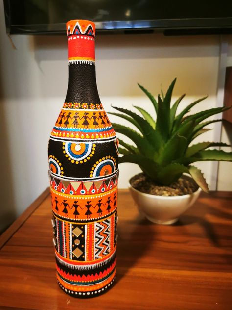 Bottle Art Warli Painting, Botal Decoration, Bottel Paint Diy, Lippan Art On Pot, Lippan Art On Bottle, Bottle Art Ideas Paint, Botal Painting, Botal Art, Clay Bottle Art