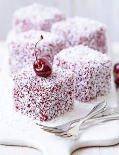 Lamingtons Recipe, Kue Macaroon, Afternoon Tea Recipes, Fresh Cherry, Cherry Recipes, A Piece Of Cake, Fresh Cherries, Cupcake Cake, Piece Of Cake