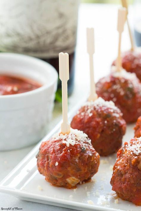 Everyone enjoys a good meatball, but everyone falls in love with a meatball stuffed with ooey gooey, melted mozzarella. And that’s what these little bites are, stuffed to perfection as a delicious Italian-styled treat. Baked Italian Meatballs, Italian Dinner Party, Italian Party, Diy Easy Recipes, Wedding Appetizers, Reception Food, Italian Appetizers, Italian Meatballs, Italian Dinner