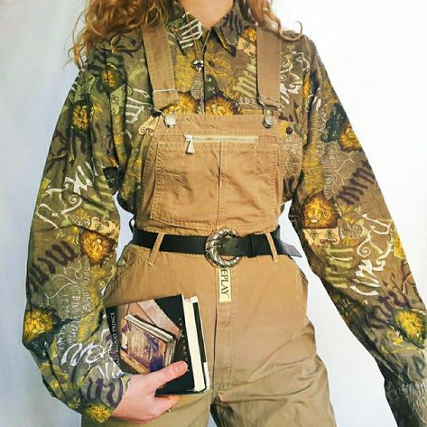 Solar Punk Aesthetic Outfits, Explorer Outfit Aesthetic, Cottagecore Punk Aesthetic, Ecopunk Fashion, Solarpunk Clothing, Solar Punk Outfit, Eco Punk Aesthetic, Solar Punk Aesthetic Fashion, Corvidcore Fashion