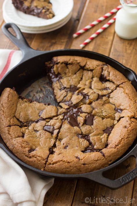 Deep Dish Chocolate Chip Cookie Stuffed with Nutella Deep Dish Chocolate Chip Cookie, Deep Dish Cookie Pie, Deep Dish Cookie, Chocolate Chip Cookie Pie, Ultimate Chocolate Chip Cookie, Cookie Cake Pie, Nutella Cookies, Nutella Recipes, Spice Jar