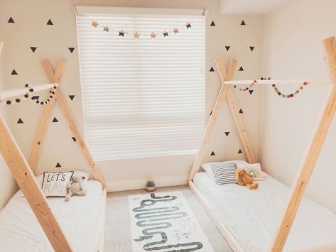 Toddler Room Teepee Bed, Montessori Twin Bedroom, Twin Montessori Bedroom, Toddler Teepee Bed, Toddler Educational Toys, Twin Nursery Room, Kids Bedroom Flooring, Ideas Decorar Habitacion, Stars Banner