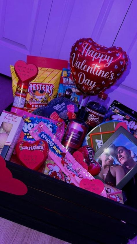 Craft the ultimate surprise with a gift basket for your boyfriend! 🎁💑 From sweet treats to personalized goodies, create a basket filled with love. 💖🍫 #BoyfriendGiftBasket Baskets For Your Girlfriend, Things To Buy Ur Boyfriend, Basket Full Of Gifts, Boyfriends Basket Gift, Gift Baskets Ideas For Boyfriend, Surprises For Bf, Gf Day Gifts, Gf Birthday Basket, Ideas For National Boyfriend Day