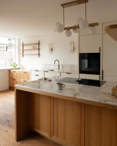 NDSM kitchen in light natural oak and white Carrara marble - Justus Felthuis | Home White Carrara Marble, Handmade Kitchens, Carrara Marble, Kitchen In, White Oak, White Marble, Tree House, Natural Stone, Amsterdam