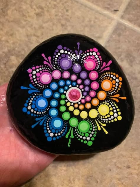 Dot Mandala On Stone, Stone Painting Mandala Rock Art, Mandala Art On Rocks, Mandela Rocks Painting, Rock Painting Mandala Easy, Mandala Art On Stone, Rock Painting Ideas Mandala, Mandala Dot Art Patterns, Rock Mandala Patterns