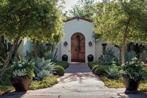 Spanish Garden Hacienda Style, Spanish Landscaping, Spanish Patio, Courtyard Entrance, Spanish Exterior, Spanish Revival Home, Spanish Garden, Phoenix Homes, Spanish Style Home