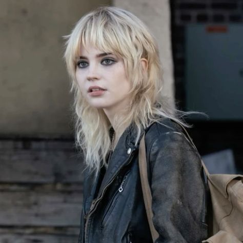 Aesthetic Hairstyles haircut grunge emo dye soft wolfcut fairycore academia photo simple mullet hair dark black blue Soft Wolfcut, Natalie Scatorccio, Mullet Hair, Sophie Thatcher, Wolf Cut Hair, Aesthetic Hairstyles, Leather Jacket, Blonde, Hair