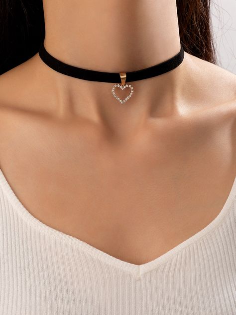 Black Choker Aesthetic, Kalung Choker, Goth Choker, Choker Necklace Designs, Heart Choker Necklace, Embellished Fashion, Choker Black, Jewelry Set Design, Collar Choker