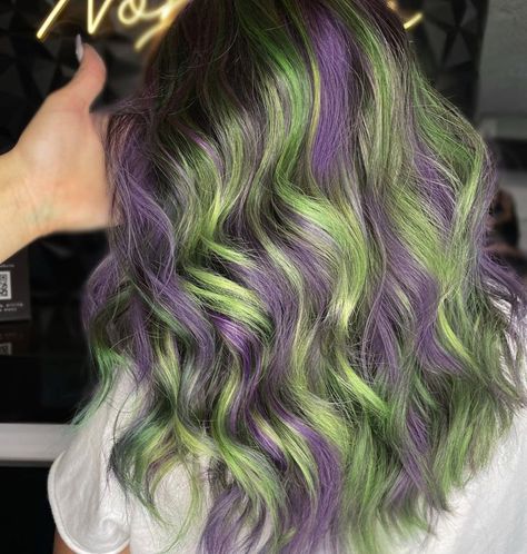 Beetlejuice Hair, Purple And Green Hair, Pixie Hair Color, Girl Hair Drawing, Hairstyles Elegant, Cherry Red Hair, Hair Styels, Cool Brown, Dyed Hair Inspiration