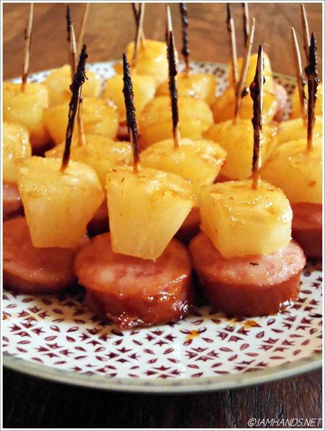 Jam Hands: Glazed Kielbasa Pineapple Bites Glazed Kielbasa Pineapple Bites, Kielbasa Pineapple, Tropisk Fest, Mozzarella Sticks, Smitten Kitchen, Finger Food Appetizers, Kielbasa, Christmas Party Food, Party Food Appetizers