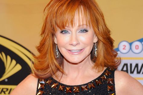 Reba McEntire series 'Malibu Country' picked up by ABC Reba Mcentire Hairstyles, Thick Hairstyles, Country Female Singers, Long Shag Haircut, Reba Mcentire, Heart Face, Shag Haircut, Hair Images, Celebrity Hairstyles