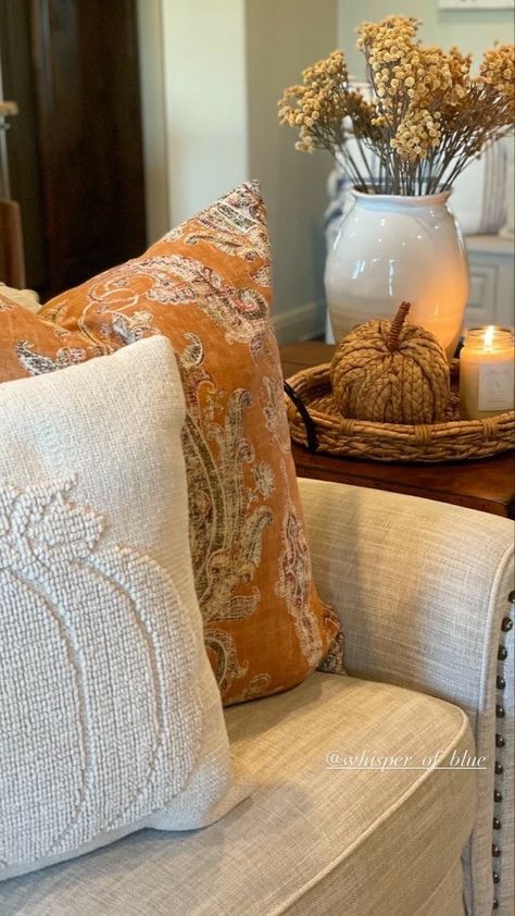 Country French Fall Decor, Amber Fall Decor, 2023 Fall Decorating Trends, Decorating With Pumpkins Indoors, English Cottage Fall Decor, Fall Decor Trends 2023, Fall Coffee Table Decor Tray Living Room, Organic Fall Decor, Classic Fall Decor