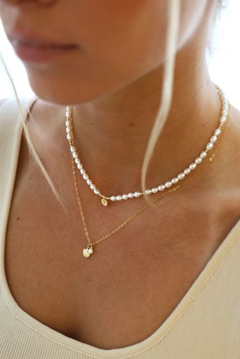 KAI NECKLACE Beachy Pearl Necklace, Gold Necklace Stack Ideas, Cute Necklace Stacks, Waterproof Gold Jewelry, Summer Jewelry Silver, Gold Summer Jewelry, Summer Necklace Ideas, Cali Fits, Beachy Necklaces