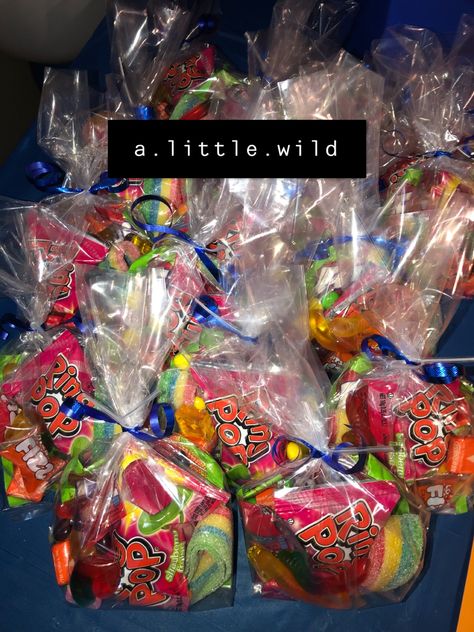 Homecoming Candy Ideas, Homecoming Goodie Bags, Hoco Goodie Bag Ideas, Homecoming Campaign Ideas Candy Bags, Party Packs For Kids Goody Bags, Candy Bags Ideas Birthday, Birthday Goodie Bags Ideas For Teens, Goodie Bag Ideas For Teens, Cheap Party Bags