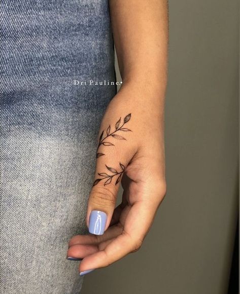 Leaves Tattoo On Hand, Unique Cute Tattoos For Women, Leaf Tattoo On Hand, Hand Tattoos For Women Flowers, Pretty Shoulder Tattoos For Women, Inner Elbow Tattoos For Women, Finger Tattoo Ideas, Thumb Tattoos, Tato Jari