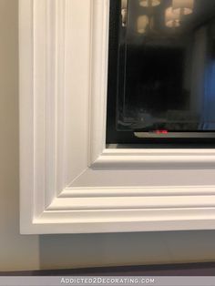 Custom DIY Frame For Wall-Mounted TV - Finished! - Addicted 2 Decorating® Diy Screen Room, Easy Diy Frame, Frame Around Tv, Cornice Tv, Television Wall, Tv Frames, Decor Around Tv, Ceiling Tv, Diy Screen