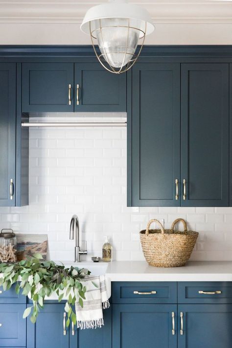 Navy and white gorgeous laundry room Blue Painted Kitchen Cabinets, Simple Kitchen Cabinets, Kitchen Cabinet Ideas, Blue Kitchen Cabinets, Painted Kitchen, Kitchen Cabinets Makeover, Blue Cabinets, Classic Kitchen, Cabinet Ideas