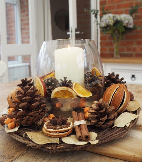 Christmas Ideas For Table Decorations, Orange Christmas Centerpieces, Orange Table Centerpieces, Dried Christmas Decorations, Dried Orange Slices Decor, Orange Slices Decorations, Decorating With Dried Orange Slices, Dried Citrus Table Decor, Dried Orange Decorations Christmas