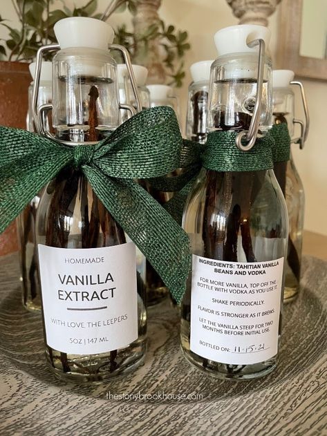 Front and back labels of vanilla extract Make Vanilla Extract, Vanilla Extract Recipe, Vodka Labels, Homemade Vanilla Extract, Gift Jar, Christmas Food Gifts, Diy Xmas Gifts, Homemade Holiday, Cute Christmas Gifts