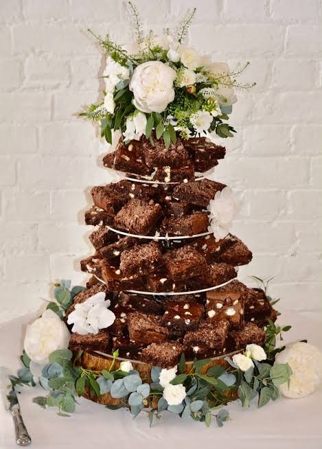 Brownie Tower Ideas, Brownie Stack, Brownie Tower, Ice Cream Wedding, Wedding Dessert Table Decor, Wedding Brownies, Cream Wedding Cakes, Wedding Cake Alternatives, Dessert Table Decor